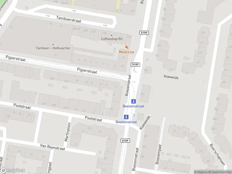 Ambulance met grote spoed naar de Pijperstraat in Rotterdam