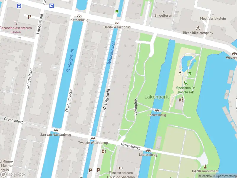 Ambulance met gepaste spoed naar de Lakenplein in Leiden