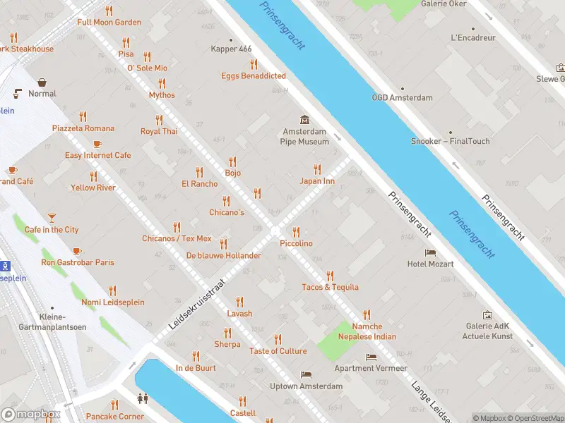 Ambulance met gepaste spoed naar de Leidsekruisstraat in Amsterdam