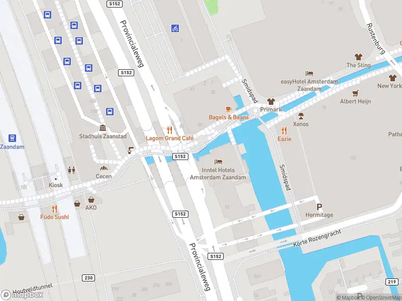 Ambulance met gepaste spoed naar de Stadhuisplein in Zaandam