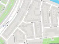 Ambulance met gepaste spoed naar de Overflakkeestraat in Amsterdam