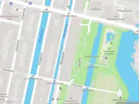 Ambulance met gepaste spoed naar de Lakenplein in Leiden