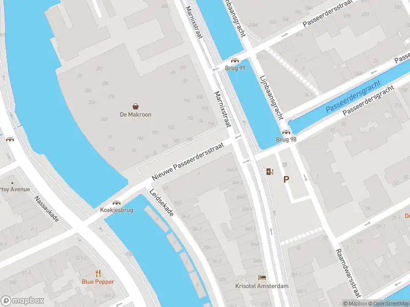 Ambulance met grote spoed naar de Nieuwe Passeerdersstraat in Amsterdam