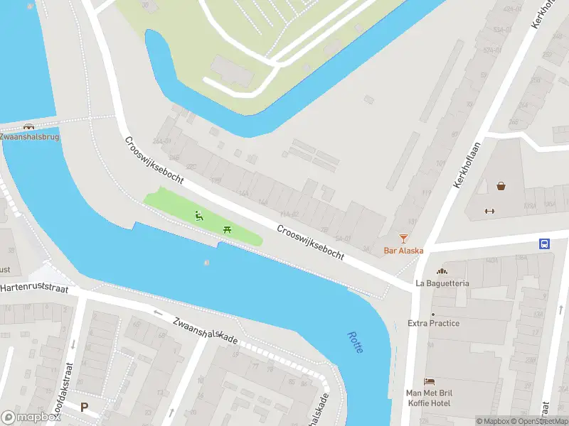 Ambulance met grote spoed naar de Crooswijksebocht in Rotterdam