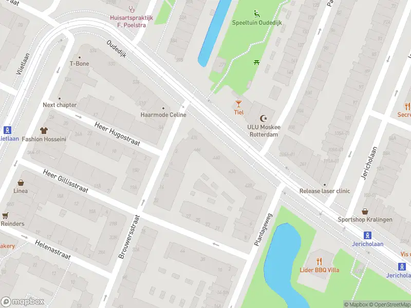 Ambulance met grote spoed naar de Oudedijk in Rotterdam