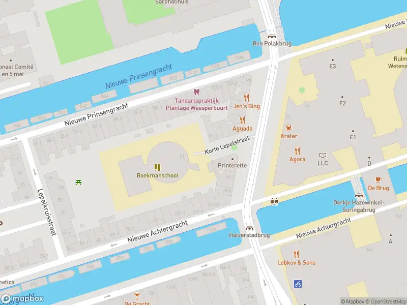 Ambulance met grote spoed naar de Korte Lepelstraat in Amsterdam