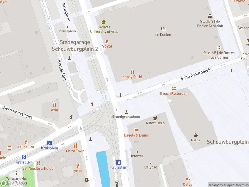 Ambulance met grote spoed naar de Kruisplein in Rotterdam