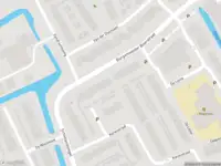 Ambulance met grote spoed naar de Burgemeester Nederveenlaan in Zevenhuizen