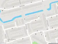 Ambulance met grote spoed naar de La Pazstraat in Delft