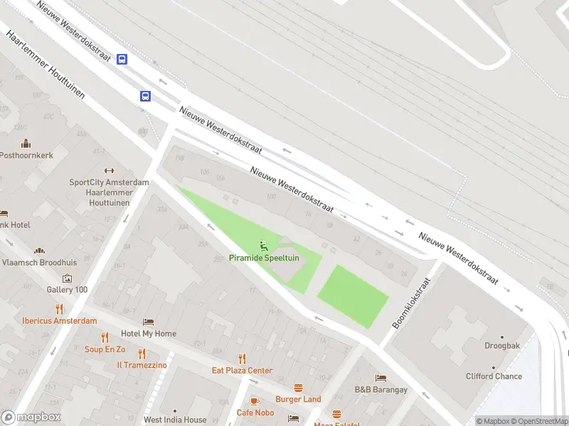 Ambulance met gepaste spoed naar de Nieuwe Westerdokstraat in Amsterdam