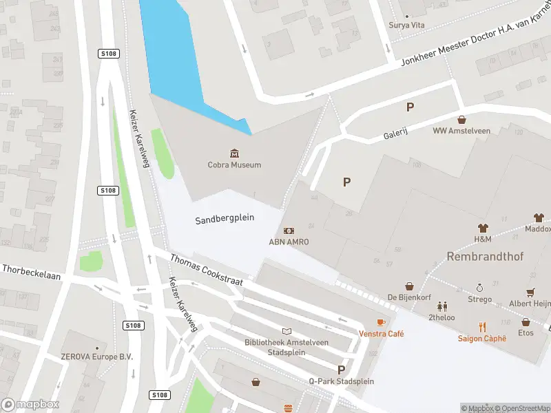 Ambulance met grote spoed naar de Sandbergplein in Amstelveen