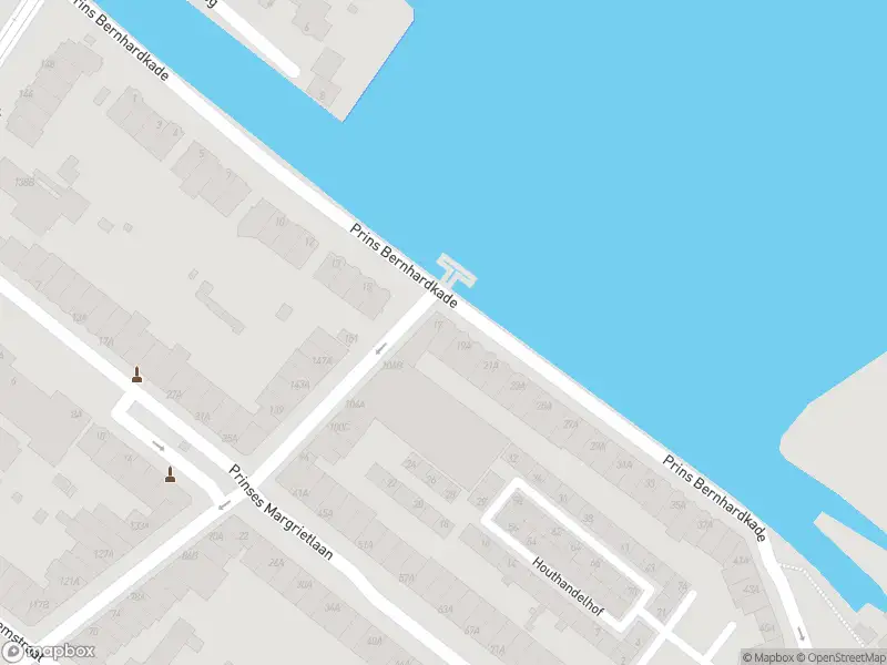 Ambulance met grote spoed naar de Prins Bernhardkade in Rotterdam