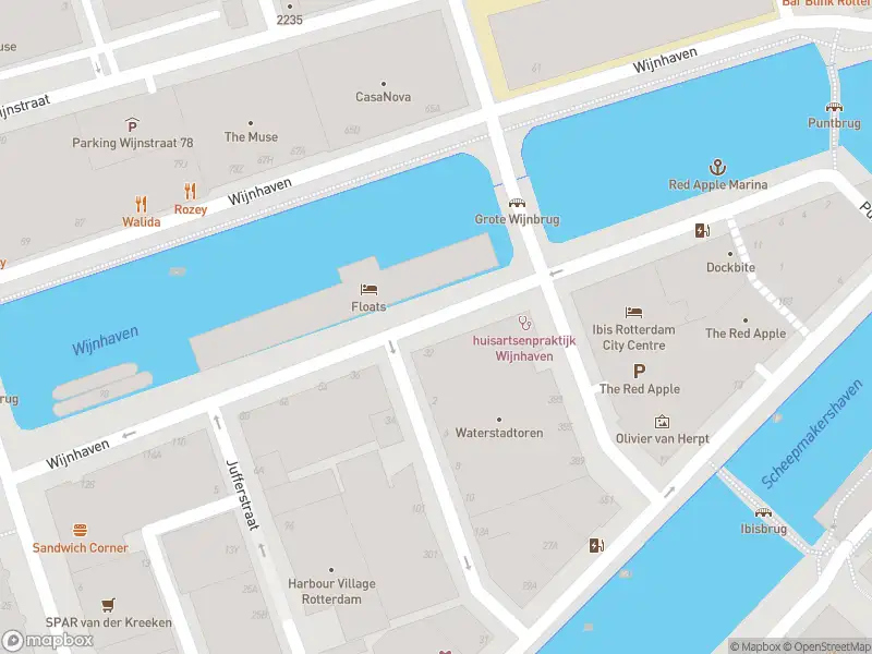 Ambulance met grote spoed naar de Wijnhaven in Rotterdam