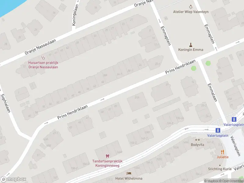 Ambulance met grote spoed naar de Emmalaan in Amsterdam