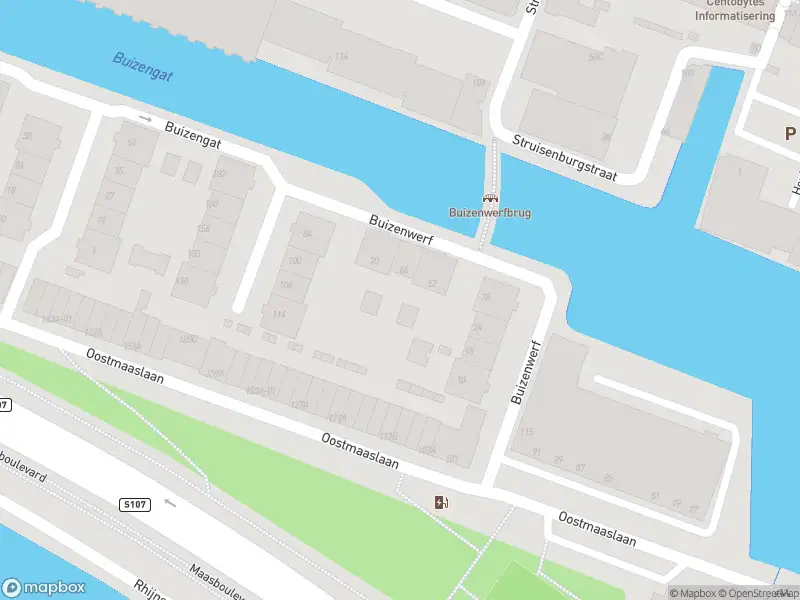 Ambulance met grote spoed naar de Buizenwerf in Rotterdam