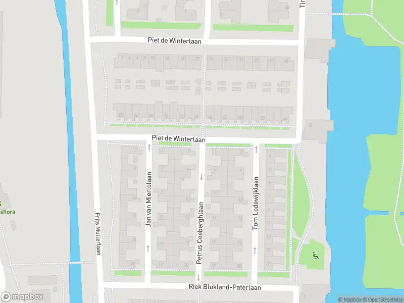 Ambulance met grote spoed naar de Petrus Coeberghlaan in Amstelveen