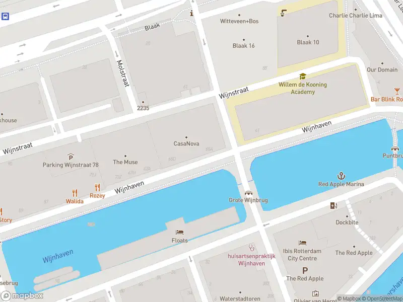 Ambulance met gepaste spoed naar de Wijnhaven in Rotterdam