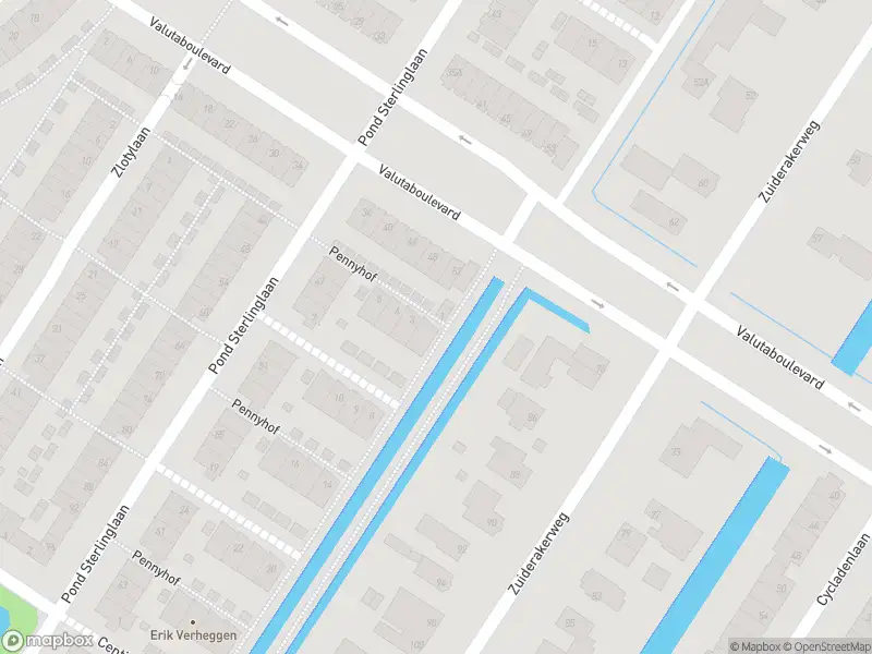 Ambulance met grote spoed naar de Pennyhof in Amsterdam