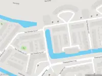 Ambulance met gepaste spoed naar de Van Ravesteyn-erf in Dordrecht