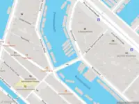 Ambulance met gepaste spoed naar de Kromme Waal in Amsterdam