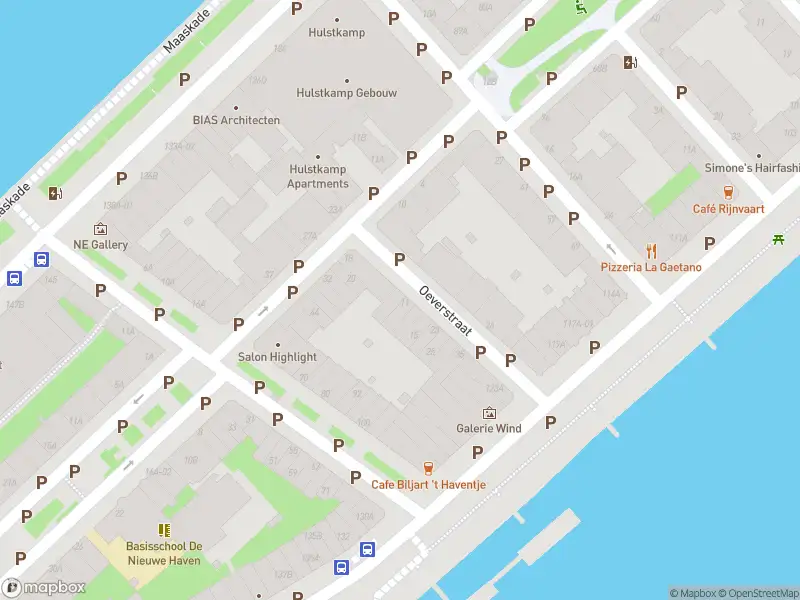 Ambulance met gepaste spoed naar de Oeverstraat in Rotterdam