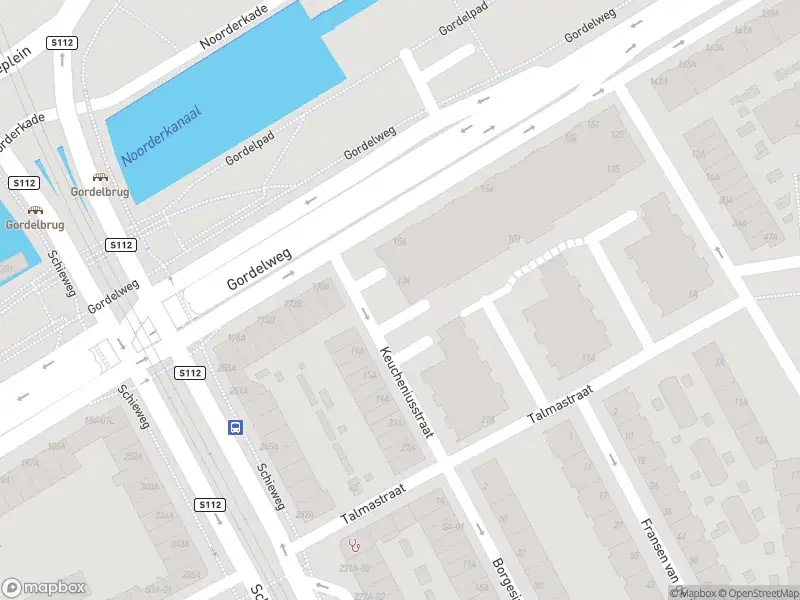 Ambulance met grote spoed naar de Keucheniusstraat in Rotterdam