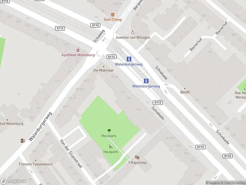 Ambulance met grote spoed naar de Schiekade in Rotterdam