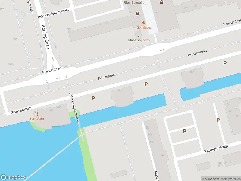 Ambulance met grote spoed naar de Prinsenlaan in Rotterdam