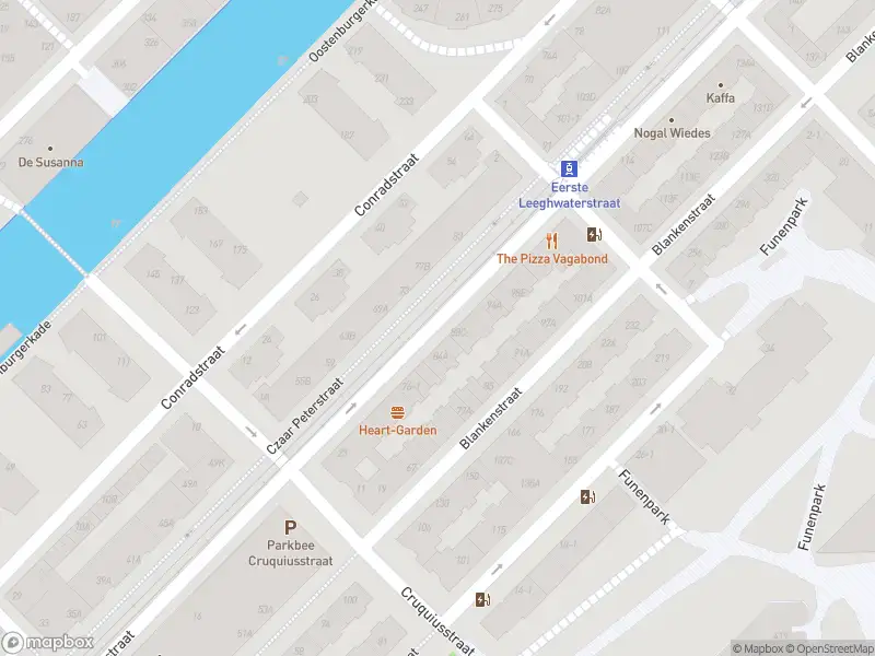 Ambulance met grote spoed naar de Czaar Peterstraat in Amsterdam