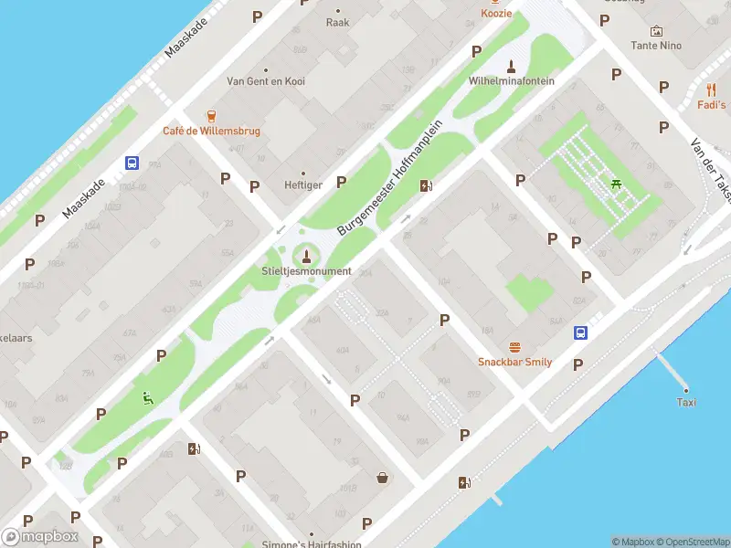 Ambulance met grote spoed naar de Burgemeester Hoffmanplein in Rotterdam