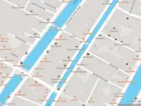 Ambulance met grote spoed naar de Warmoesstraat in Amsterdam