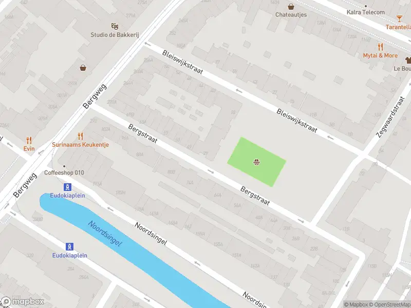 Ambulance met grote spoed naar de Bergstraat in Rotterdam