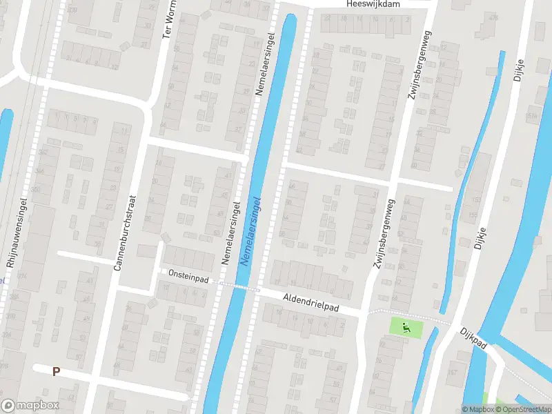 Ambulance met grote spoed naar de Nemelaersingel in Rotterdam