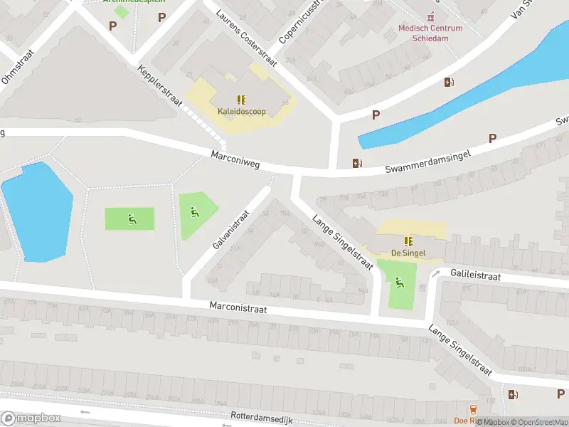 Ambulance met gepaste spoed naar de Lange Singelstraat in Schiedam