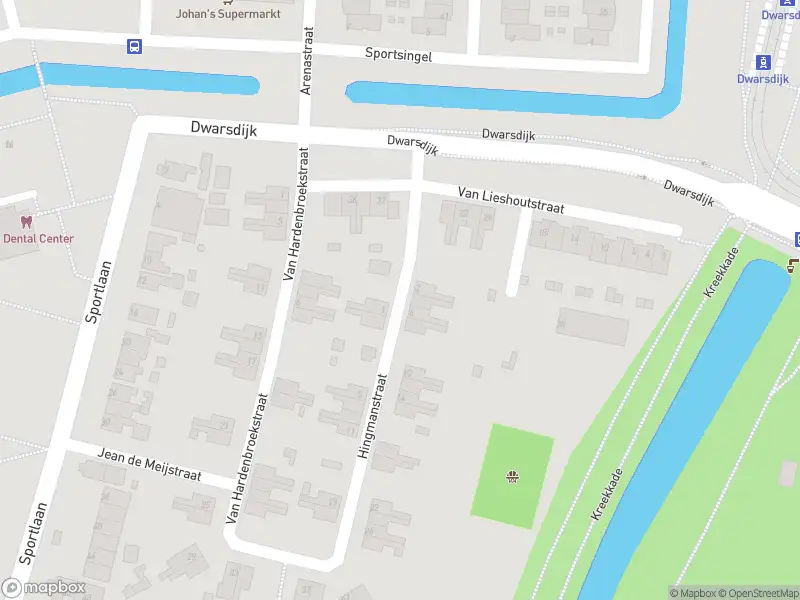 Ambulance met gepaste spoed naar de Hingmanstraat in Rotterdam