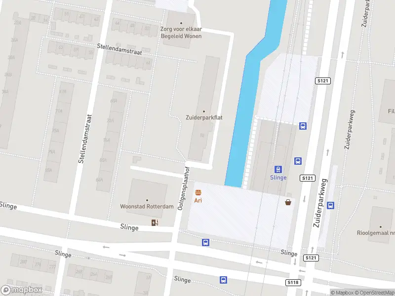 Ambulance met grote spoed naar de Ooltgensplaathof in Rotterdam