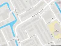 Ambulance met grote spoed naar de Burgemeester Nederveenlaan in Zevenhuizen