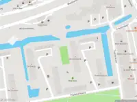 Ambulance met grote spoed naar de Poptahof Noord in Delft