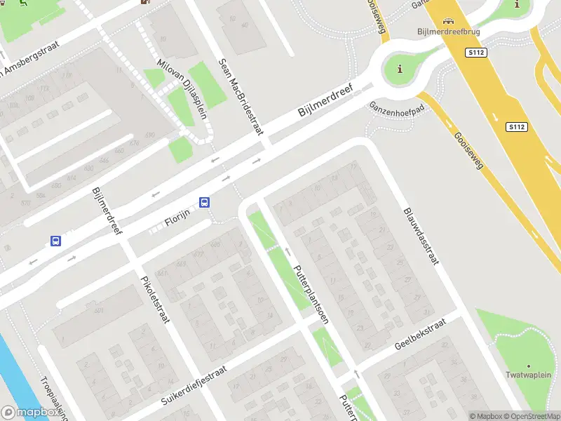 Ambulance met grote spoed naar de Blauwdasstraat in Amsterdam