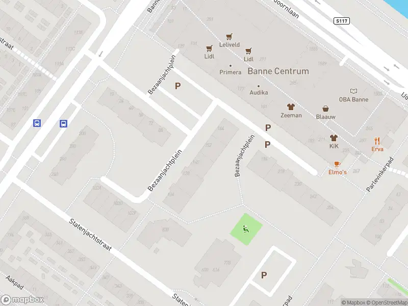 Ambulance met grote spoed naar de Banne Buikslootlaan in Amsterdam