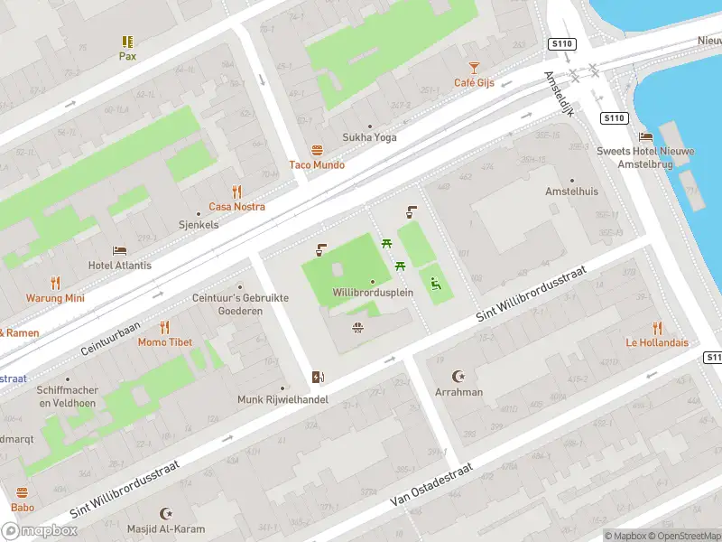 Ambulance met gepaste spoed naar de Servaes Noutsstraat in Amsterdam