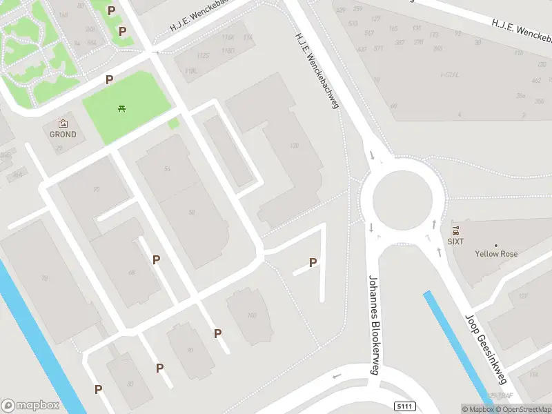 Ambulance met grote spoed naar de H.J.E. Wenckebachweg in Amsterdam-Duivendrecht