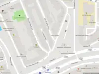 Ambulance met grote spoed naar de Schiedamsesingel in Rotterdam