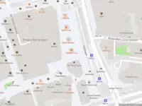 Ambulance met grote spoed naar de Coolsingel in Rotterdam