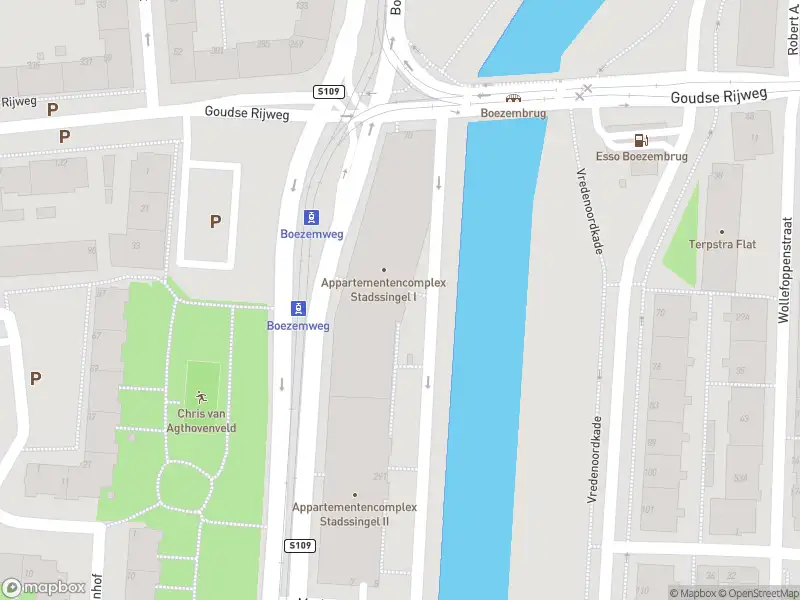 Brandweer met gepaste spoed naar de Boezemkade in Rotterdam vanwege wateroverlast