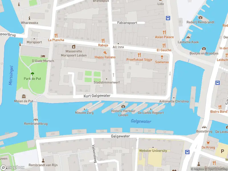 Ambulance met gepaste spoed naar de Smidssteeg in Leiden