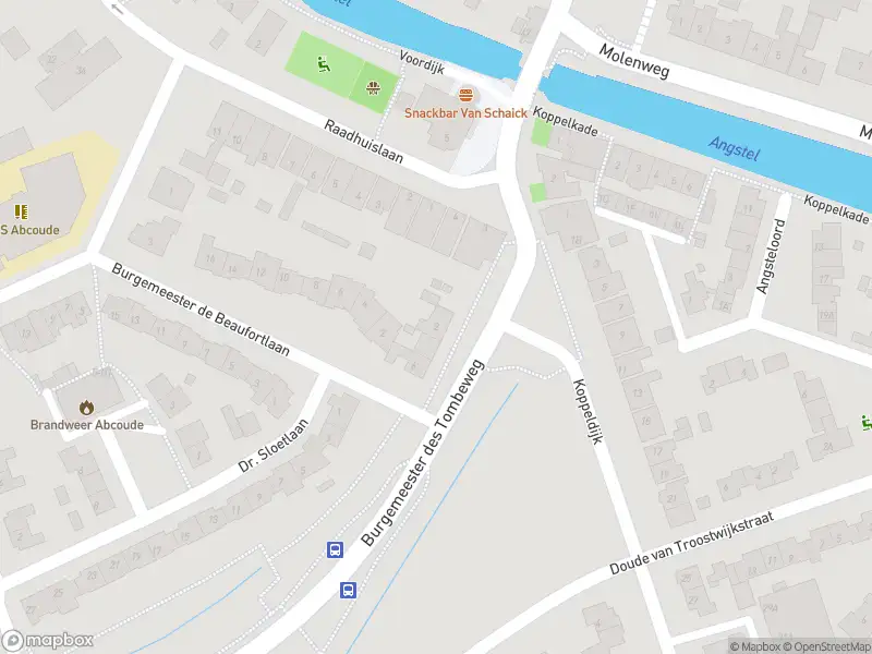 Ambulance met grote spoed naar de Burgemeester des Tombeweg in Abcoude