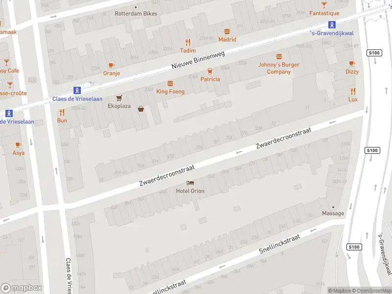 Ambulance met grote spoed naar de Zwaerdecroonstraat in Rotterdam