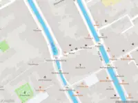 Ambulance met grote spoed naar de Oude Kerkstraat in Delft