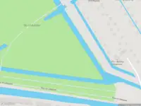 Ambulance met grote spoed naar de Zestienhovensekade in Rotterdam